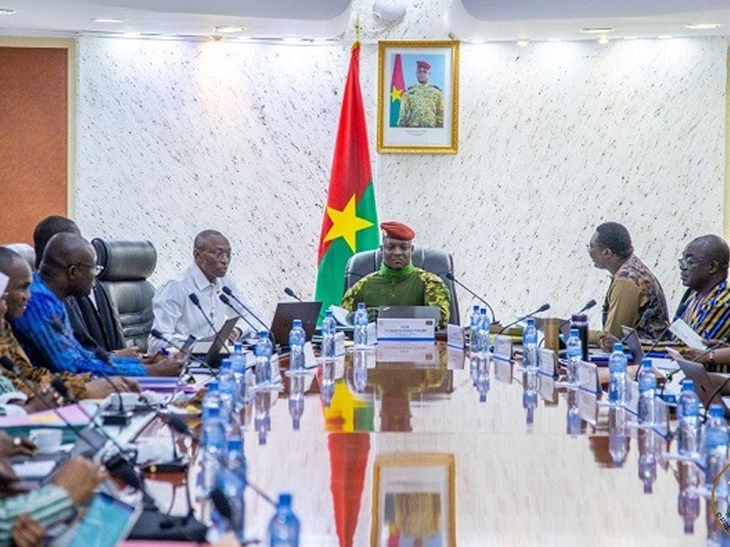 Réformes majeures au Burkina Faso : Adoption d'une révision constitutionnelle et mesures pour renforcer l'administration publique