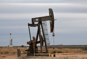 Les cours du pétrole chutent à leur plus bas niveau en six mois, plombés par les craintes de sur-approvisionnement et une inflation persistante aux États-Unis