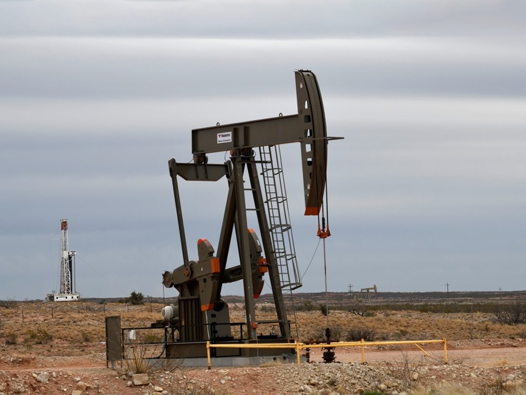 Les cours du pétrole chutent à leur plus bas niveau en six mois, plombés par les craintes de sur-approvisionnement et une inflation persistante aux États-Unis