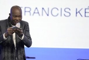 Francis Kéré, Architecte Burkinabé lauréat du prix Pritzker 2022, reçoit un Crystal Award à Davos pour ses projets éco-durables