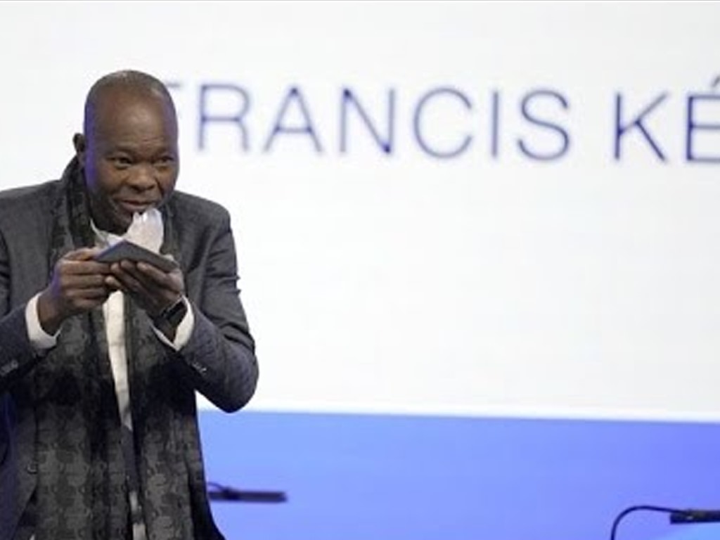 Francis Kéré, Architecte Burkinabé lauréat du prix Pritzker 2022, reçoit un Crystal Award à Davos pour ses projets éco-durables